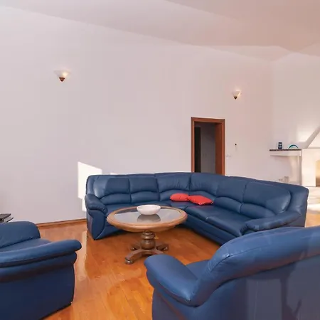 Two-bedroom In Apartamento