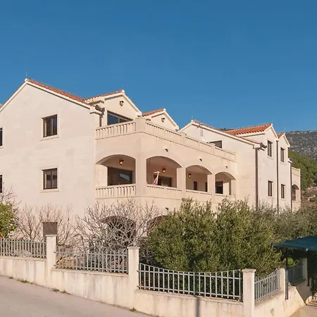 2 Bedroom Pet Friendly In Apartment
